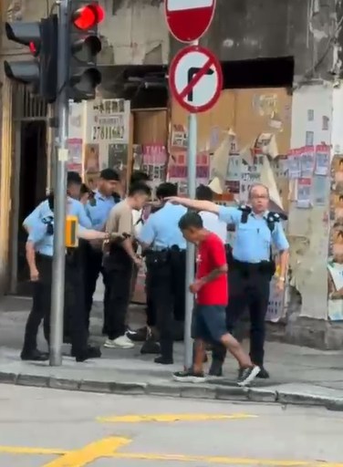 不久后,警员成功将该名男子带离马路中央,并将其移送至街角一处贴满广告海报的墙边,期间该名男子疑似一度情绪激动,遭在场警员大声喝止。(threads@harry._.816)