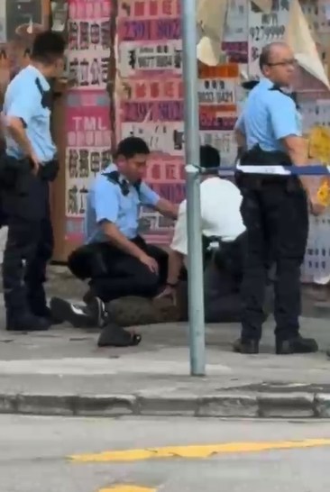 事后男子坐在封锁线被数名警员包围调查。(threads@harry._.816)