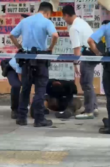 事后男子坐在封锁线被数名警员包围调查。(threads@harry._.816)
