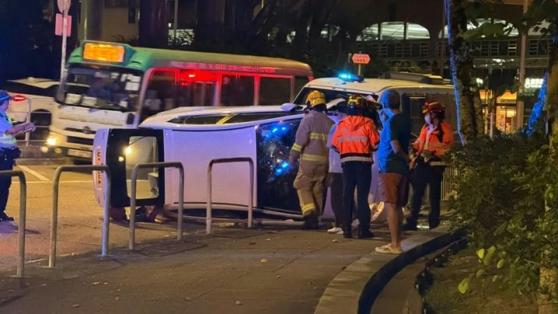 私家车撞栏翻侧,车头搁在行人路上。(图片来源:车cam L(香港群组))