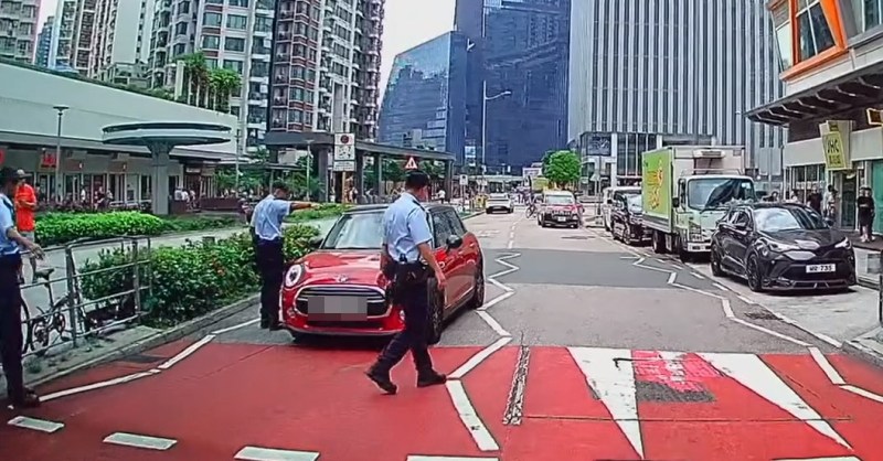 启德沐翠街私家车逆向冲斑马线险酿祸 警员当场截停涉事司机 启德沐翠街私家车逆向冲斑马线险酿祸 警员当场截停涉事司机