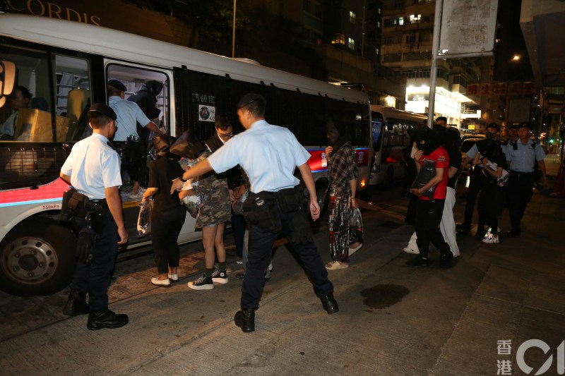 旺角警员突查唐楼时男子坠亡,逾20人被带走协助调查 旺角警员突查唐楼时男子坠亡,逾20人被带走协助调查