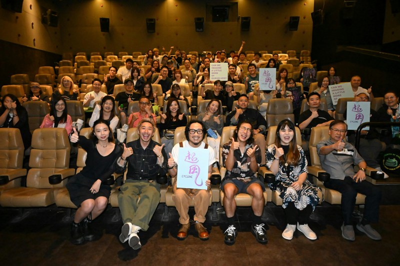 最后来个大合照，李雨蓒（Edwynn）坦言心情既紧张又期待：「今日老板（郑中基）嚟睇，好似系喺学校带张成绩表返去俾父母睇一样。