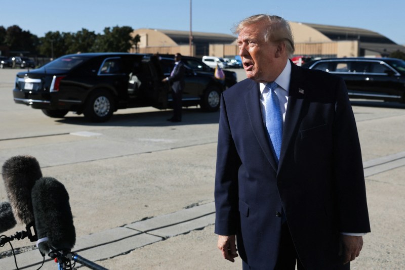 2026年10月26日,美国总统特朗普(Donald Trump)登上空军一号前往密西西比州之前,向媒体发表讲话。