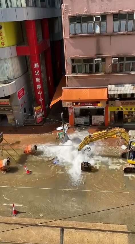 筲箕湾道有工程，怀疑凿穿水管，导致大量水涌出路面。