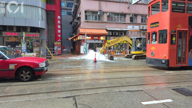 昨早路政署承建商工人维修路面时，怀疑凿穿地下喉管。