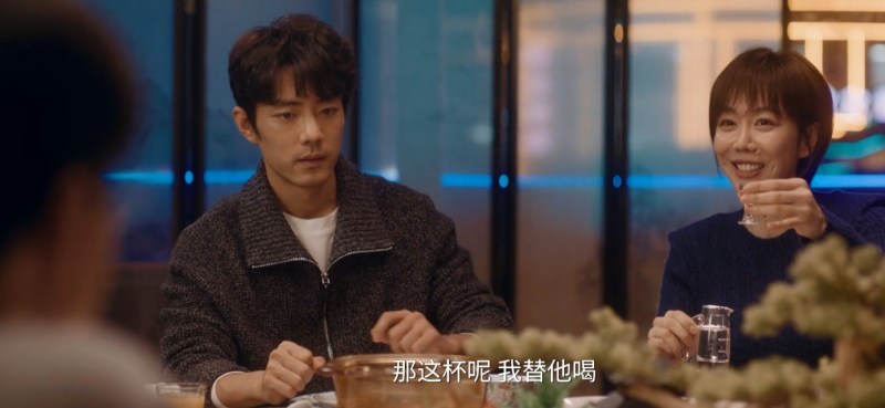 在社交聚会上见男方为难,艾辰更挺身代为挡下烈酒。(《小城良方》剧照)