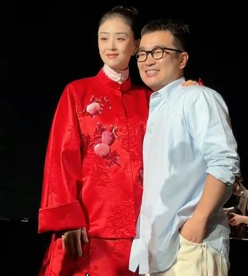 延伸阅读:「华妃」蒋欣看秀遭男设计师「突袭吻颈」惊吓抗拒 网怒斥性骚扰