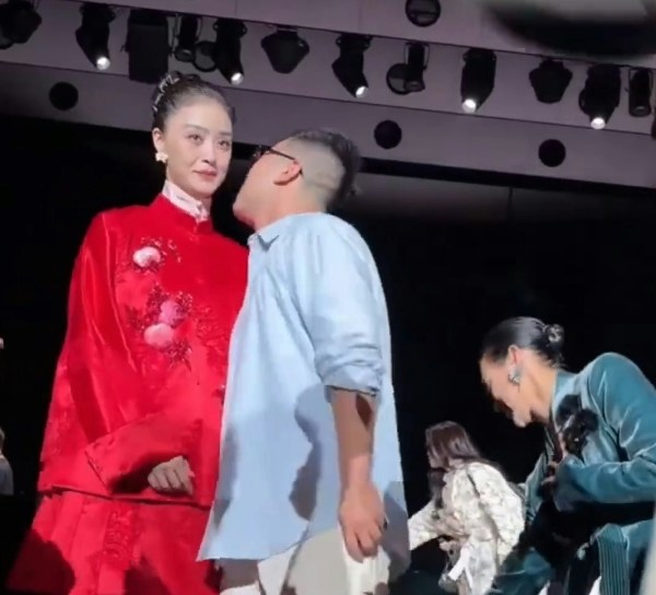 蒋欣出席活动与男设计师合照时,竟遭对方无预警「突袭亲脖子」,她当场露出惊吓表情并本能抗拒,画面曝光后瞬间引发大批网友热烈议论与挞伐。
