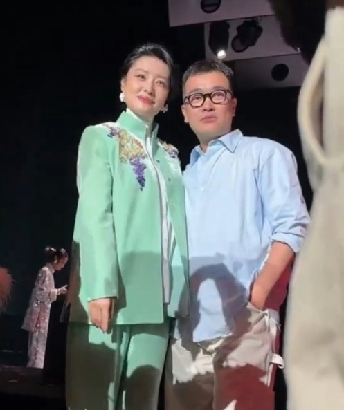 该男设计师与其他艺人合影时,皆保持着合宜的礼貌距离。