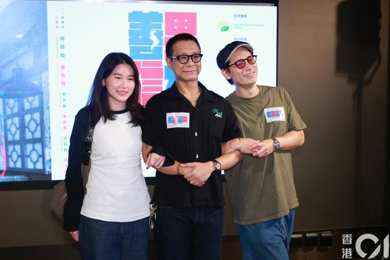 朱栢康带来女友KiKi出席首映，并与骆振伟一起合照。