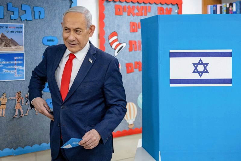 2026年10月27日,以色列举行国会选举,总理内塔尼亚胡(Benjamin Netanyahu)在耶路撒冷的一个票站填写选票后做出反应。