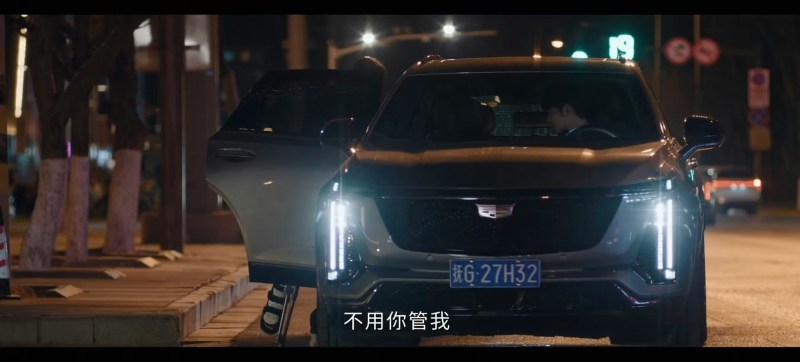 刘铮光与刘铮亮越吵越激动,弟弟刘铮光嚷着停车要下车。(《小城良方》剧照)