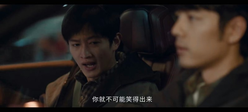 弟弟刘铮光怪哥哥刘铮亮对母亲失踪一事表现得过于冷淡理性,心里根本没有这个家。(《小城良方》剧照)