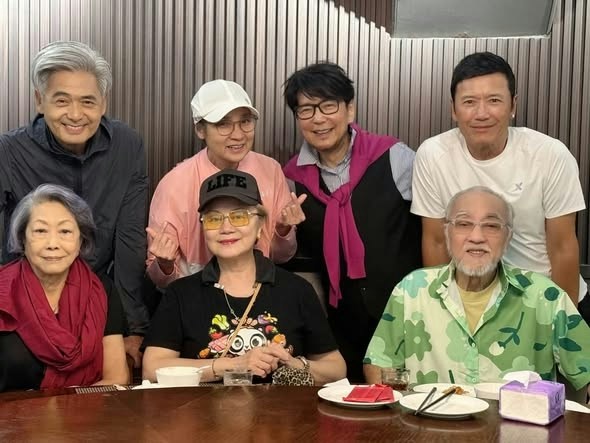 贾思乐近日晒出综艺短剧《虾仔爹哋》好友聚会的合照。(Facebook@Louie Castro 贾思乐)