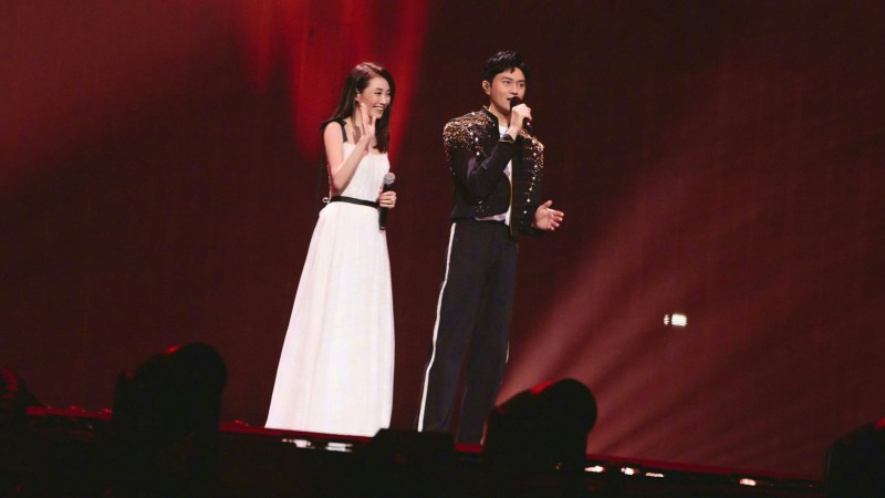 张智霖演唱会搭档许秋怡引热议,袁咏仪台下拍摄举动吸睛 张智霖演唱会搭档许秋怡引热议,袁咏仪台下拍摄举动吸睛