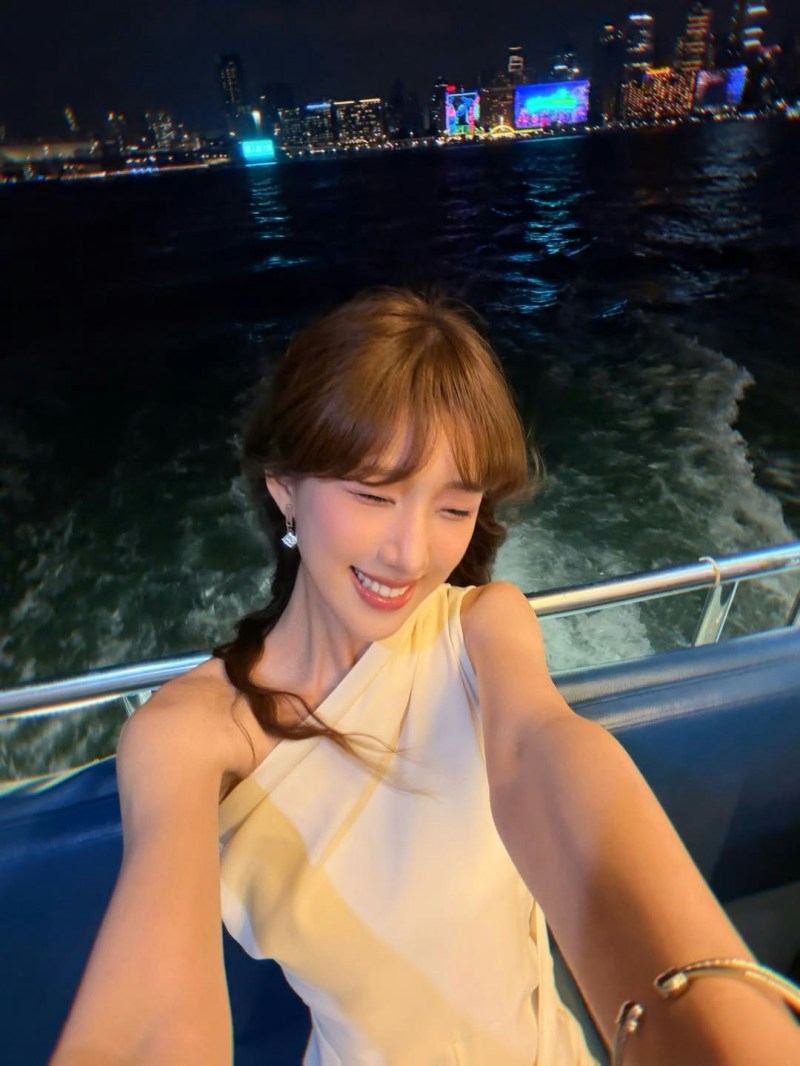 甄敏芳即兴搭船大晒锁骨香肩。（IG@jenny.iannn）