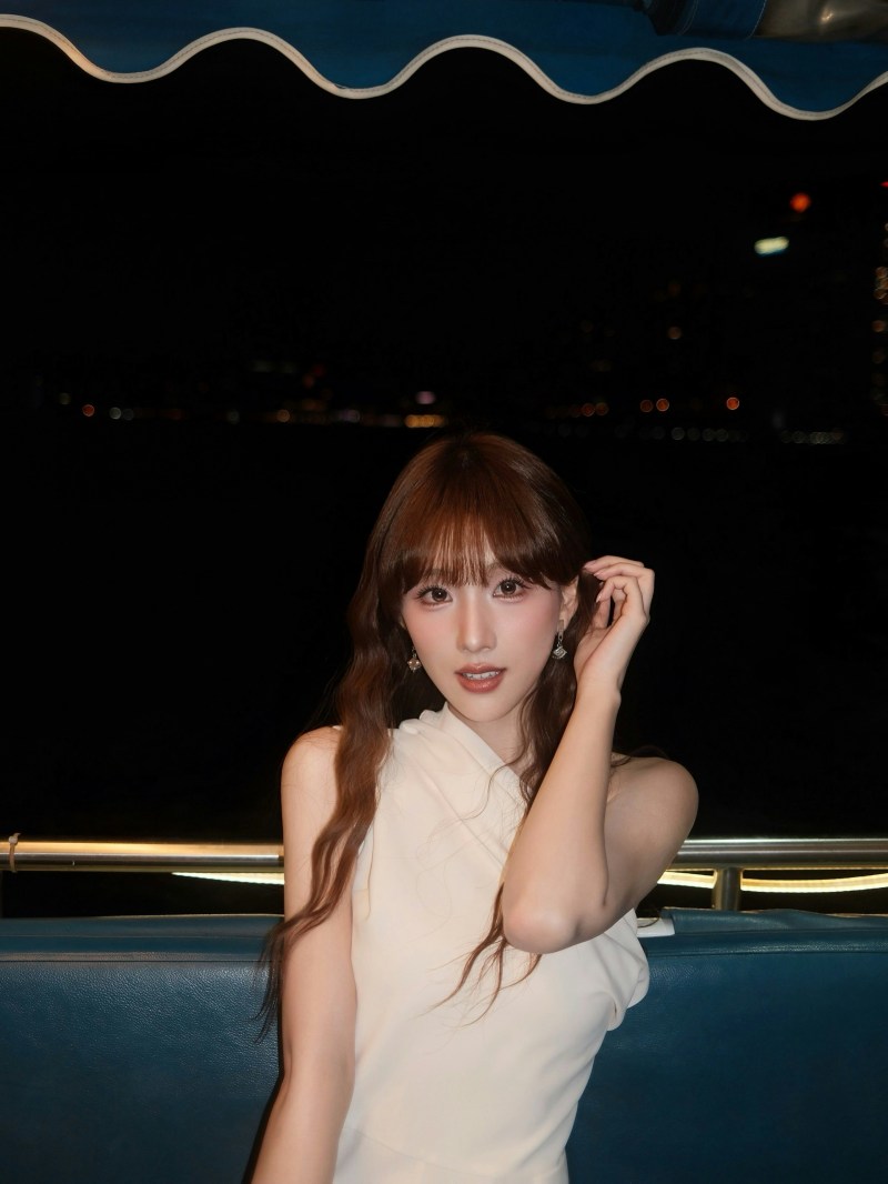 甄敏芳夜游维港晒锁骨香肩，颜值惊艳网友直呼比夜景更美-硕谷新闻聚合
