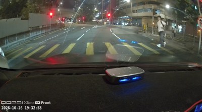 电动车闯红灯险撞行人，网络热议需还神-硕谷新闻聚合