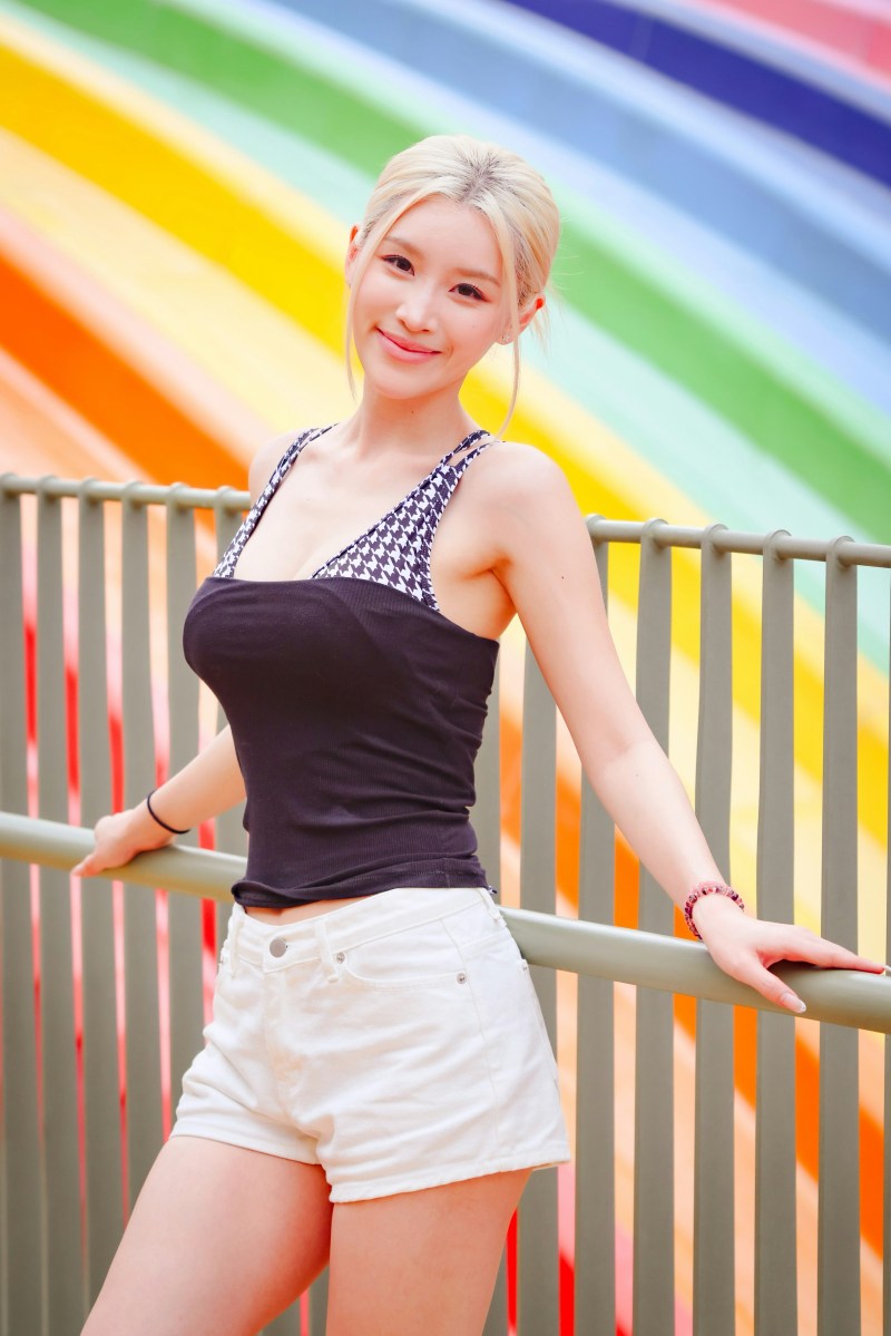 「最强Body」郭珮文(Juliana)黑白千鸟格背心包不住火辣身材,性感魅力爆灯!