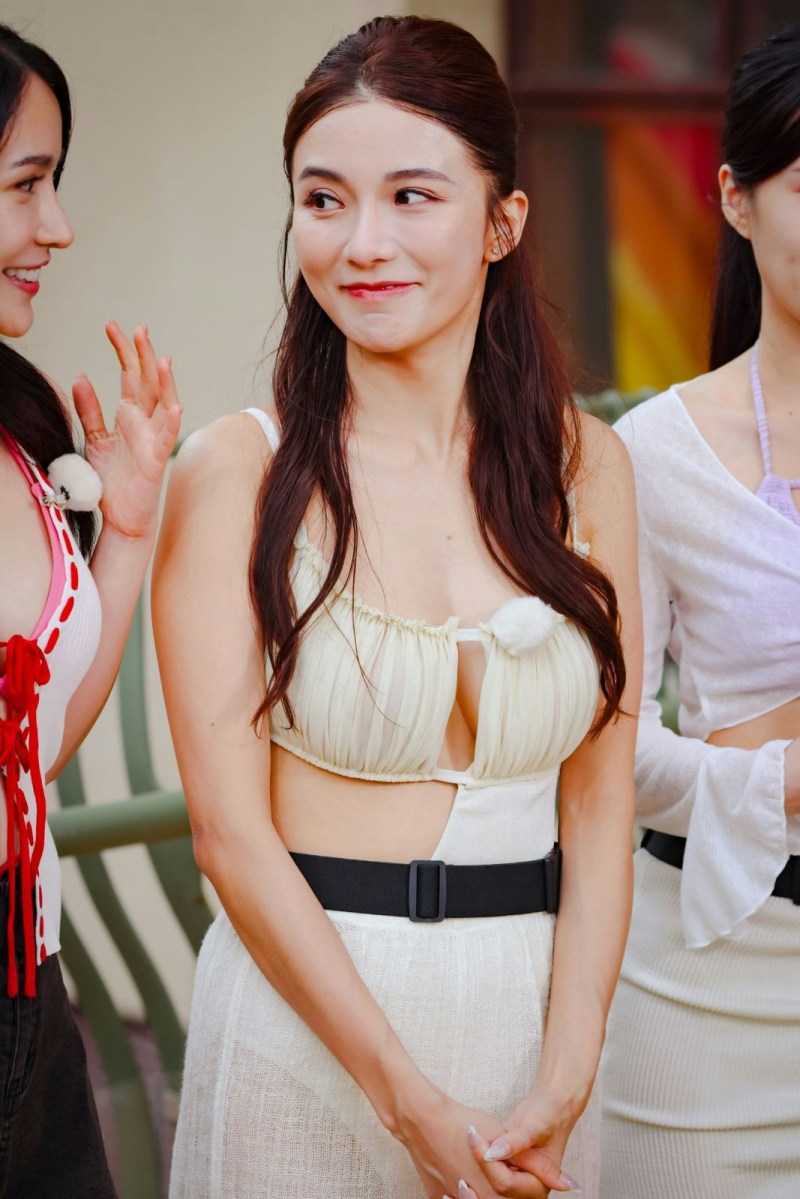 陈星妤(Yvette)一袭胸前镂空开衩设计泳装,气质优雅兼大晒性感曲线。