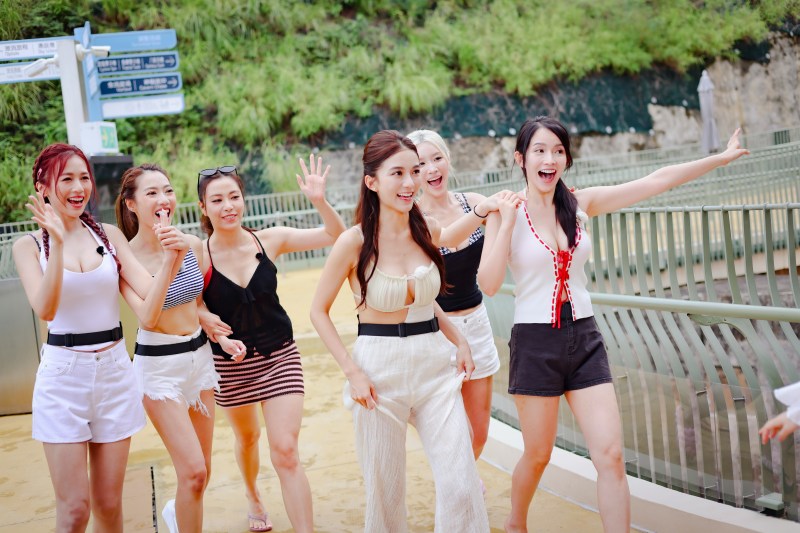 何沛珈、梁超怡、俞可程、陈星妤、郭珮文与陈若思等齐聚水上乐园大步向前,对住镜头热情挥手打招呼。