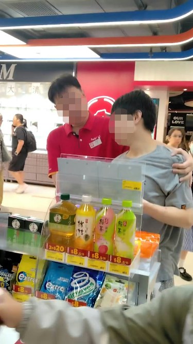 便利店职员将灰衣男截停，怀疑他多次行窃。