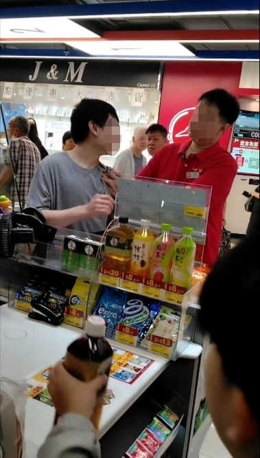 便利店职员将灰衣男截停，怀疑他多次行窃。