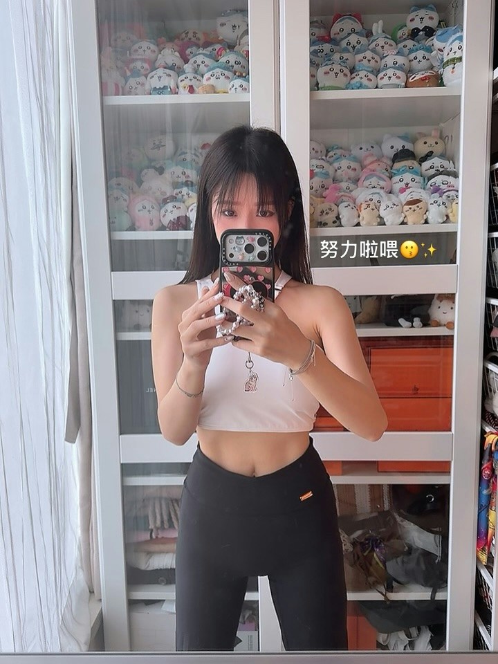 隐约现川字肌。(IG@reneebobo)