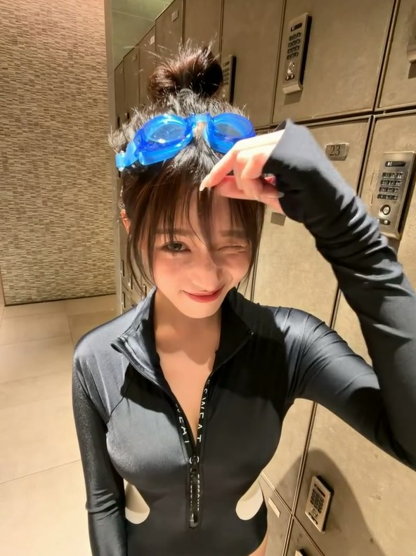 李蔓莹秀黑色镂空泳装,S型身材吸睛,自拍展露川字肌 李蔓莹秀黑色镂空泳装,S型身材吸睛,自拍展露川字肌