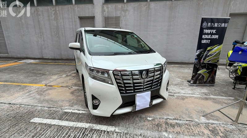 警西九交通部放蛇打击跨境白牌车,以涉违反逗留条件拘捕42岁持双程证男司机,涉案车辆会被扣查6个月。