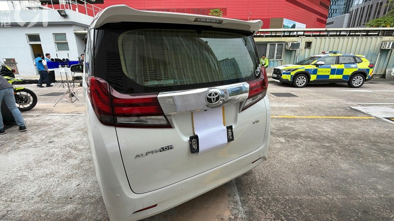 警西九交通部放蛇打击跨境白牌车,以涉违反逗留条件拘捕42岁持双程证男司机。