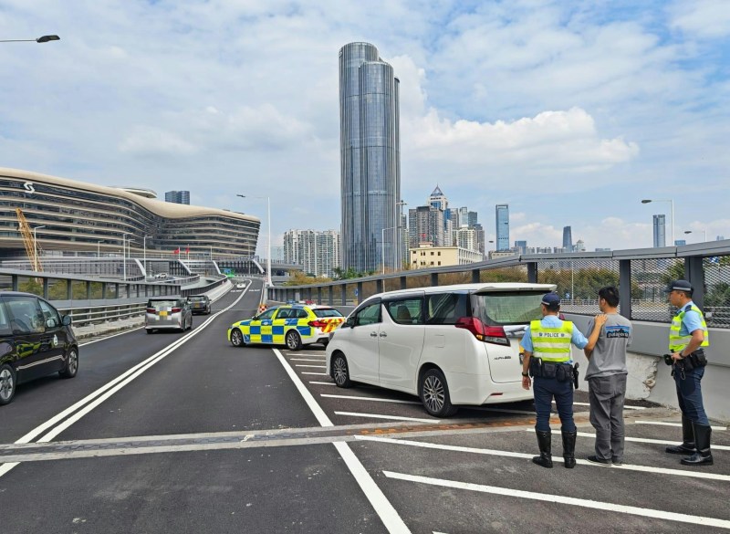 警方西九龙总区交通部执行及管制组人员今日(28日)进行打击非法驾驶汽车作出租或载客取酬用途的行动。