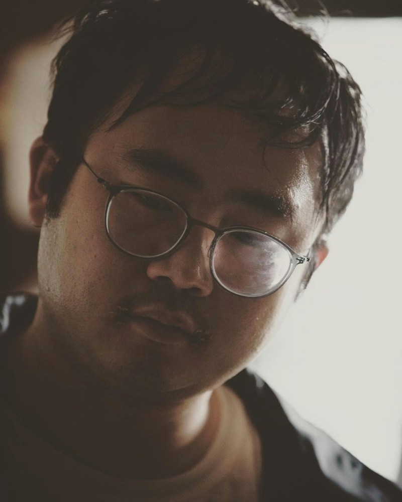 麦沛东获监制翁子光与导演何爵天赏识,演出电影《正义回廊》中智障帮凶唐文奇。(《正义回廊》剧照)