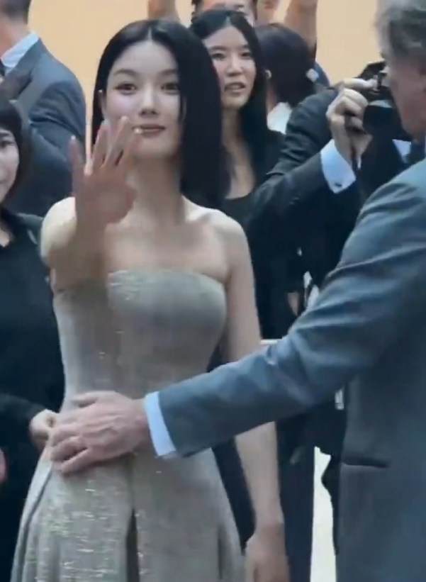 金裕贞出席香港活动时,该品牌创始人贴身搂腰,手部位置已是靠近胸部。