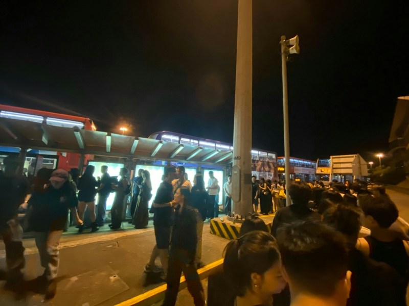 多名网民发帖,指10月24日凌晨往皇岗口岸路段大塞车。(alexhi.360/Threads)