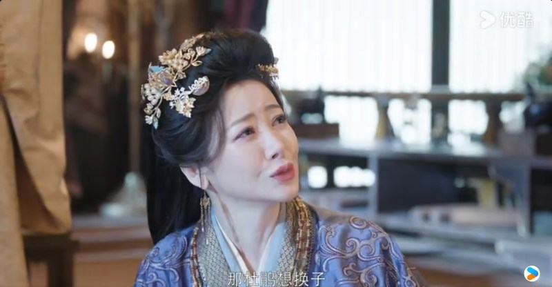 君黛身亡后,换婴真相曝光:当年姑母魏恒娥(陈紫函饰)为掩盖她的私生女身世,与大伯母联手,将刚出生的真千金魏娆抱出府丢弃,再把自己生下的君黛抱进府中顶替。(《嫁金钗》剧照)