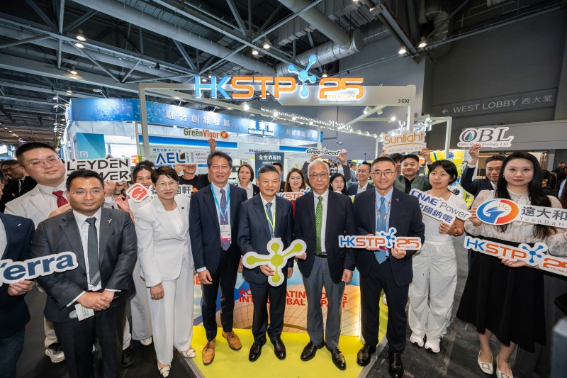 国家生态环境部部长黄润秋、环境及生态局局长谢展寰、环境及生态局副局长黄淑娴及环境保护署副署长区诗敏,在科技园公司首席创科生态发展总监柯志成陪同下,参观科技园公司展馆。