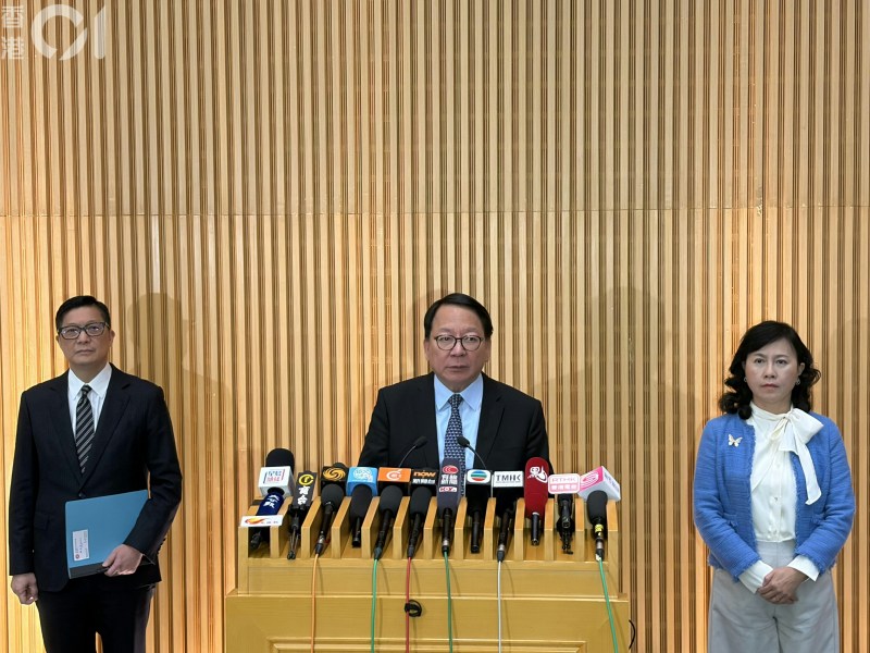 2026年10月28日,政务司司长陈国基、保安局局长邓炳强、运输及物流局局长陈美宝会见传媒,交代万圣节新皇岗口岸过关安排。
