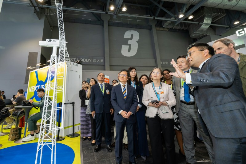 国家生态环境部部长黄润秋、环境及生态局局长谢展寰、环境及生态局副局长黄淑娴及环境保护署副署长区诗敏,在科技园公司首席创科生态发展总监柯志成陪同下,参观科技园公司展馆。