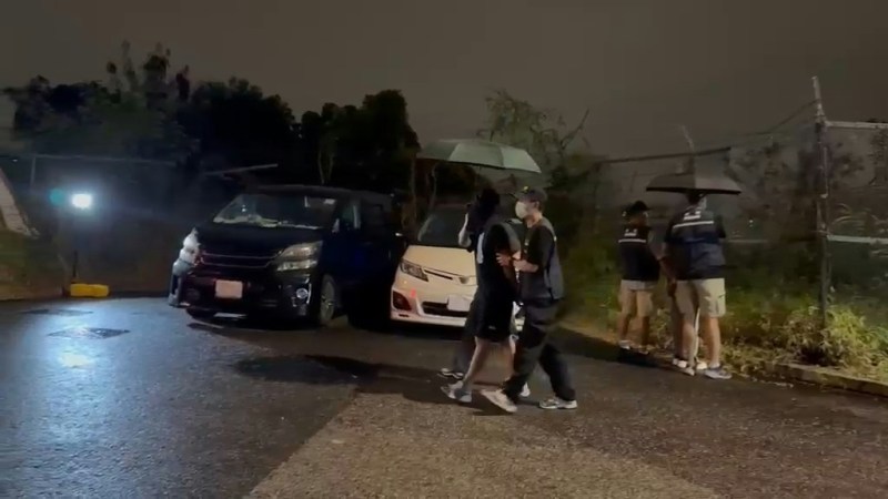 海关联同消防在深水埗大窝坪海水配水库外,捣破一个流动非法加油站,检获共约220公升怀疑未完税汽油,拘捕两名男子,并扣查两辆涉案私家车。