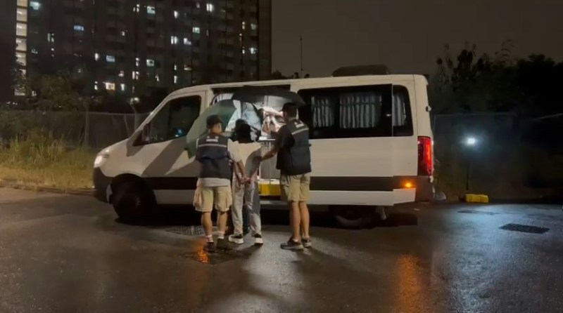 海关联同消防在深水埗大窝坪海水配水库外,捣破一个流动非法加油站,检获共约220公升怀疑未完税汽油,拘捕两名男子,并扣查两辆涉案私家车。