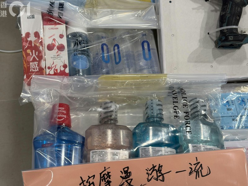 警方检获大量非法色情宣传品、避孕套及一次性床单等证物。