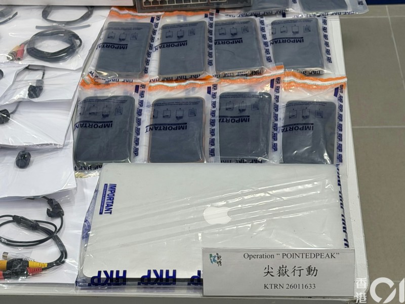 警方检大量手机。