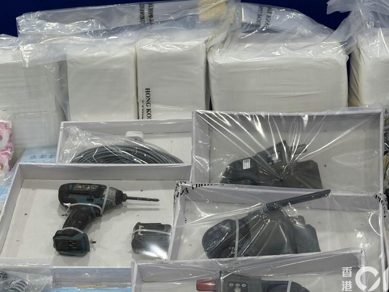 集团利用街头多处架设的闭路电视,搭配软件及即时通讯群组实时监察警方巡逻动向。