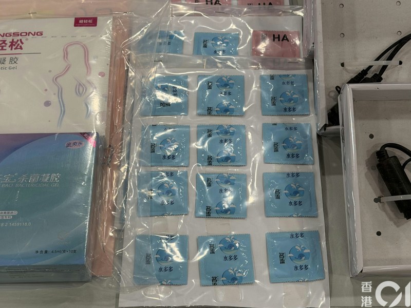 警方检获大量避孕套。
