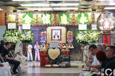 武指何麦灵堂现况：遗孀心形花牌寄哀思，翁静晶赠联悼亡徒-硕谷新闻聚合