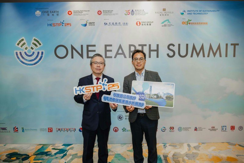 科技园公司行政总裁黄秉修先生(左)联同园区企业易池新能有限公司商务总监梅镜明先生(右)主持传媒简介会,解读报告重点并分享本地电池科研走向商业应用的成功经验。