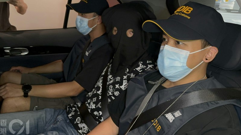 海关机场两日连破大案:巴西飞抵男子巧克力藏毒涉资六百万 海关机场两日连破大案:巴西飞抵男子巧克力藏毒涉资六百万