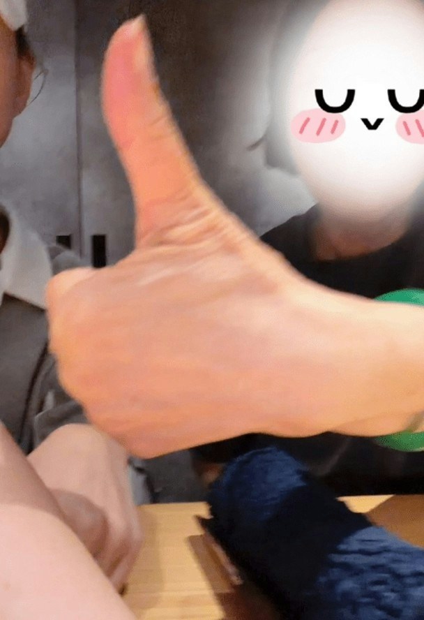 最抢镜的仍是73岁的三太,她身穿黑衣、戴智能手表,精神奕奕地向镜头竖起拇指。
